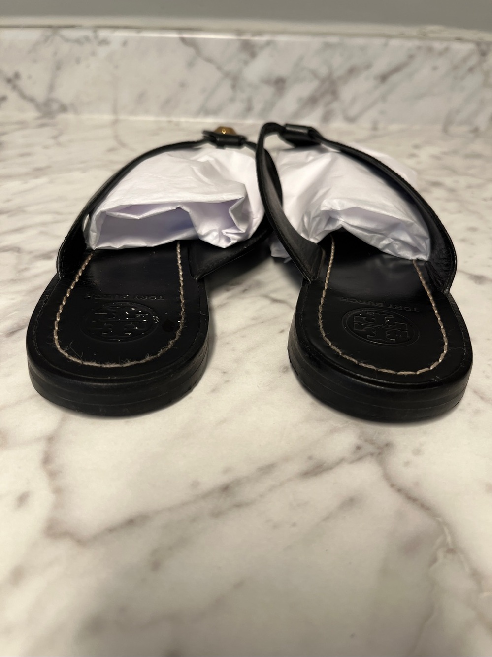 Tory Burch Black Leather Thong Sandals with Gold Logo Disc - Picture 4 of 4